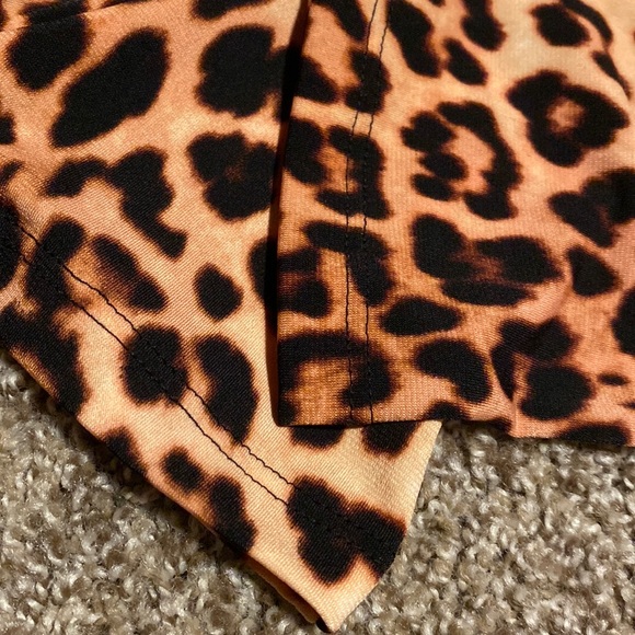 Ellen Tracy animal print lightweight, silky feel turtleneck top (L) EUC - Picture 10 of 12